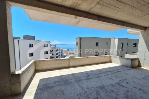capacious apartment with loggia - 3730 (1)