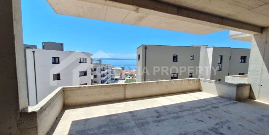 Capacious apartment with loggia Makarska