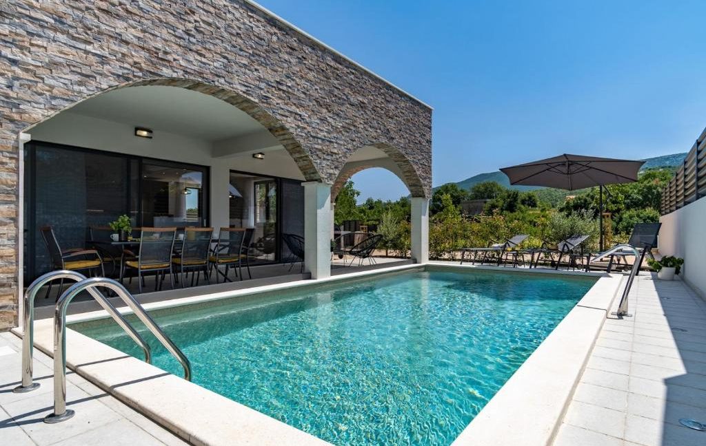 exquisite pool villa in tranquil area omis - 3731 (1)
