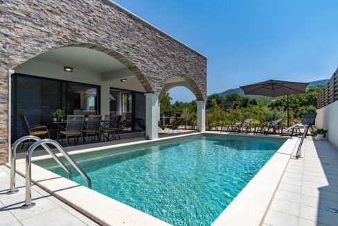 exquisite pool villa in tranquil area omis - 3731 (1)
