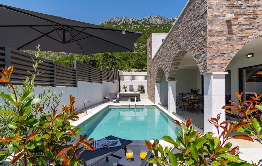 exquisite pool villa in tranquil area omis - 3731 (2)