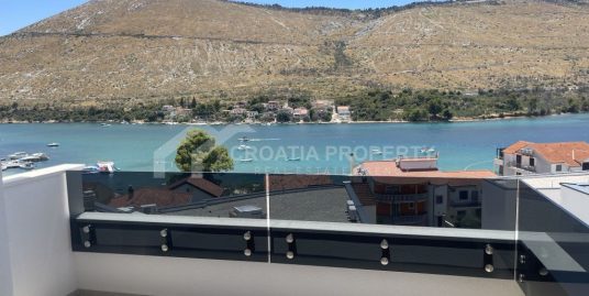 Alluring penthouse with sea view Grebastica
