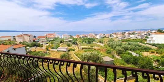 Detached house with land area Podstrana