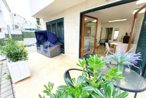 fully equipped seaside apartment ciovo - 3755 (1)