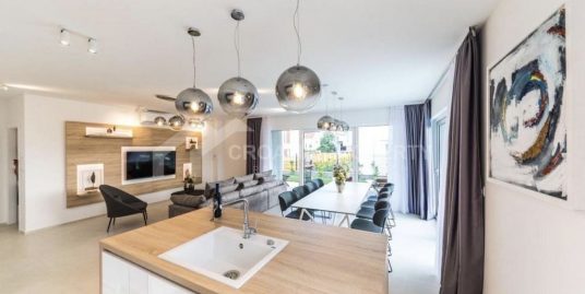Furnished villa with pool Kastela