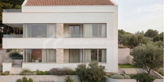 Groundfloor apartment with spacious garden Murter