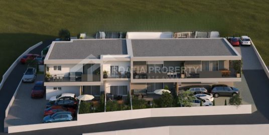 New ground floor apartment with garden and parking lot Kastela
