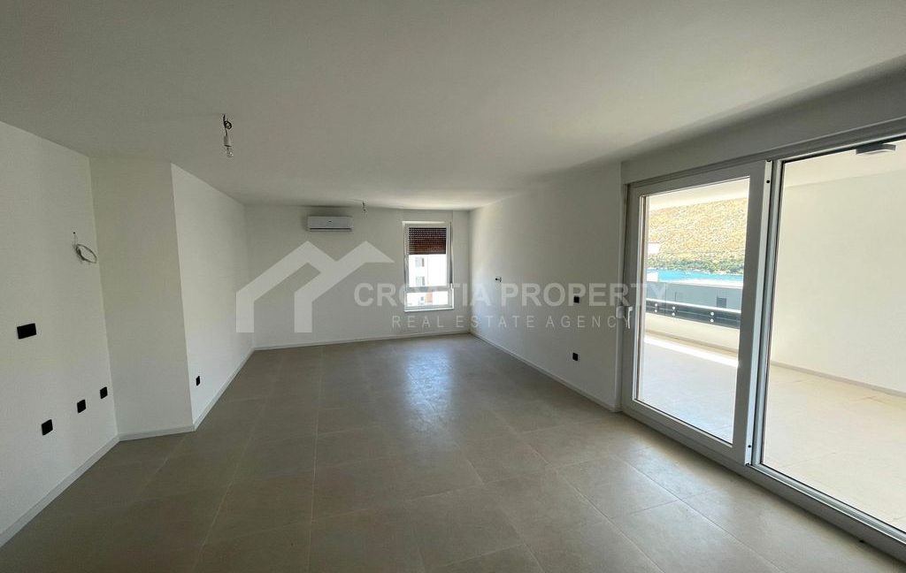 new penthouse near the beach grebastica (1)