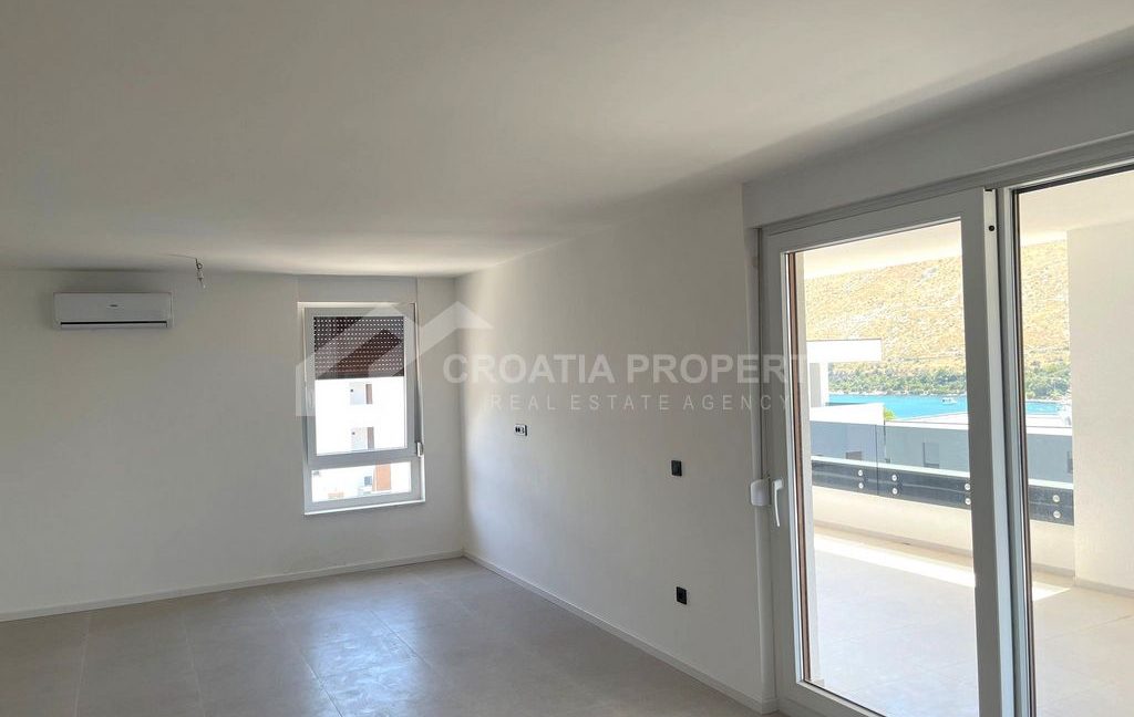 new penthouse near the beach grebastica (12)
