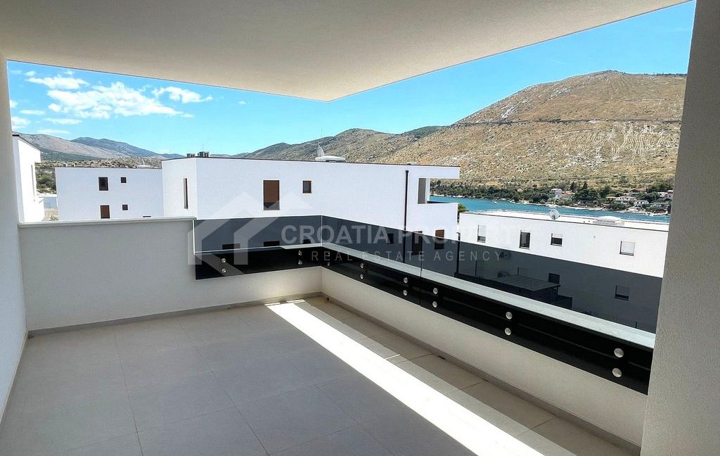 new penthouse near the beach grebastica (15)