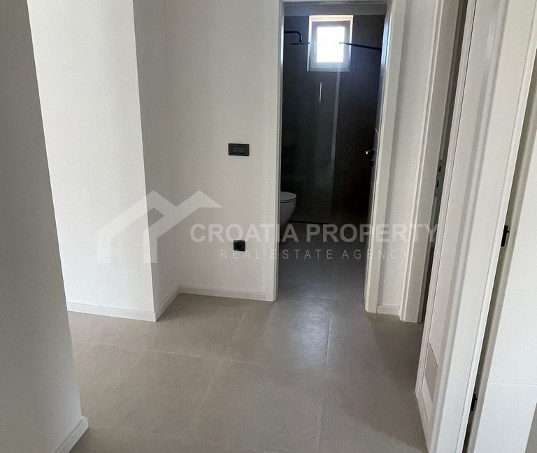 new penthouse near the beach grebastica (16)