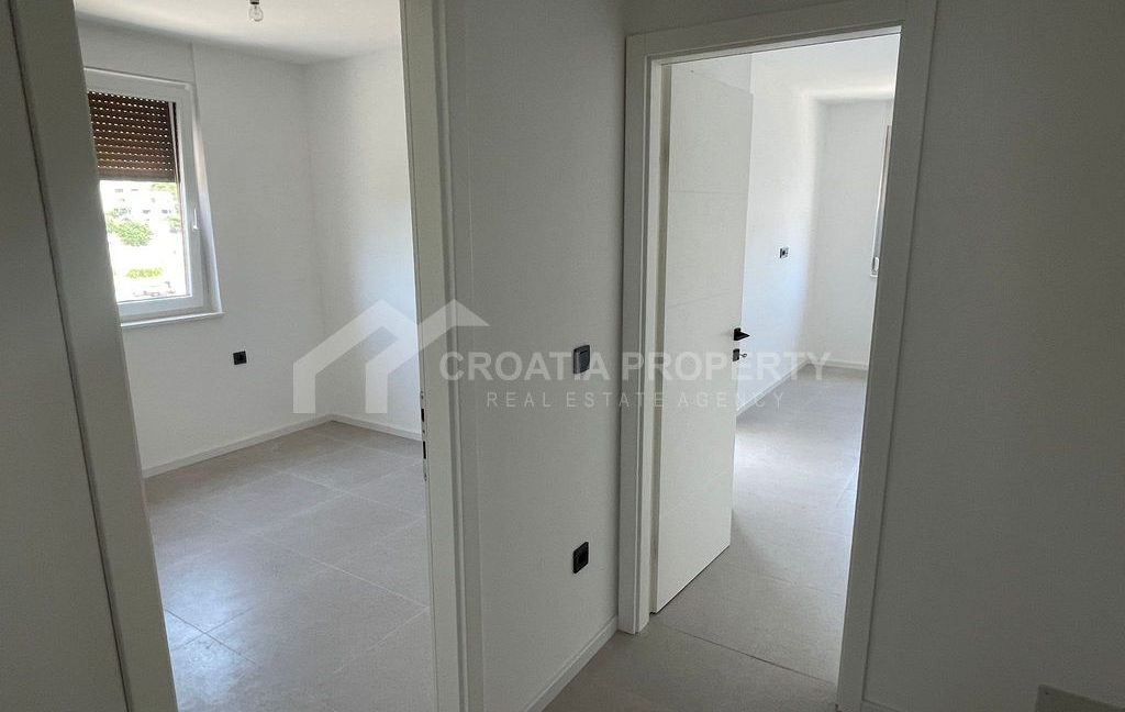 new penthouse near the beach grebastica (4)