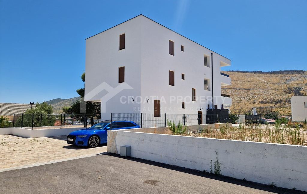 new penthouse near the beach grebastica (5)