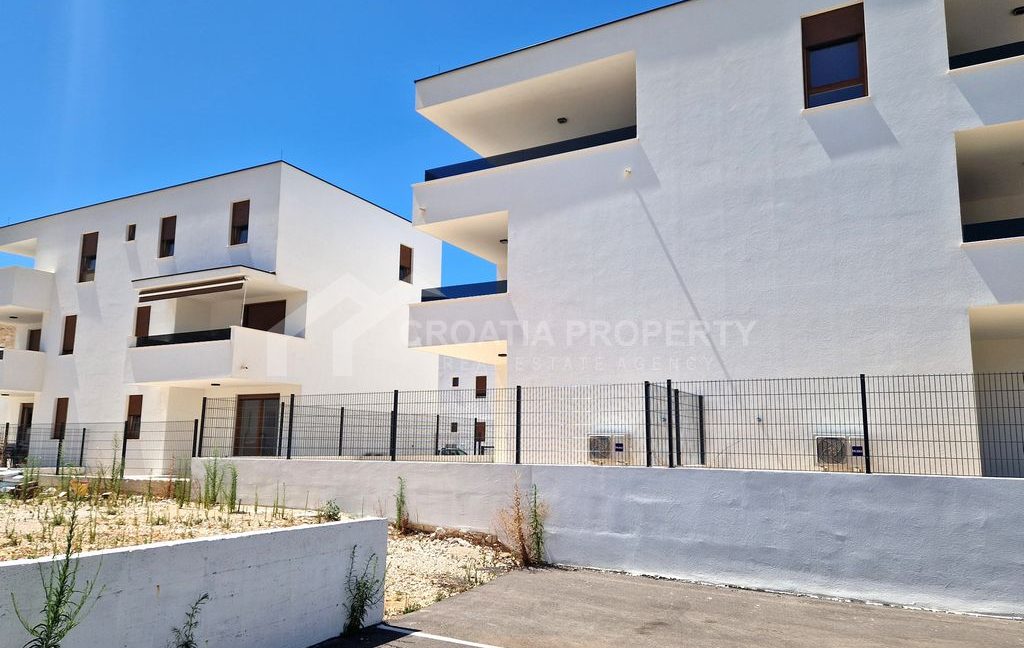 new penthouse near the beach grebastica (6)