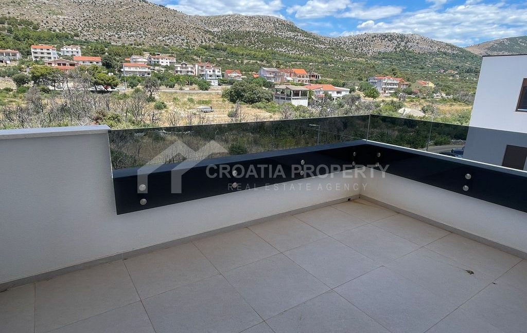 new penthouse near the beach grebastica (9)