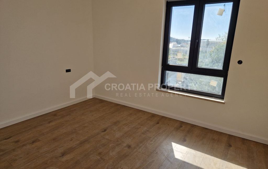 new spacious apartment near the beach tribunj (3)