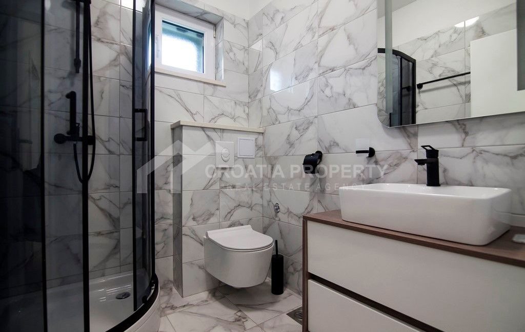 one bedroom apartment with parking lot brac - 3572 (2)