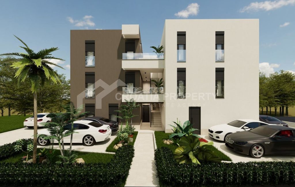 roomy ground floor apartment with vast garden (1)