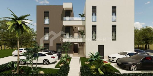 Roomy ground floor apartment with vast garden Podstrana