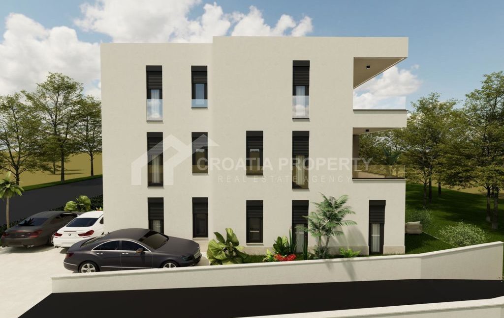 roomy ground floor apartment with vast garden (2)