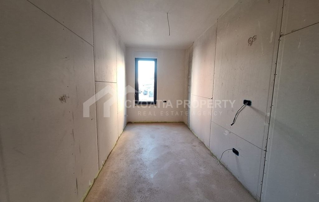 roomy ground floor apartment with vast garden (4)
