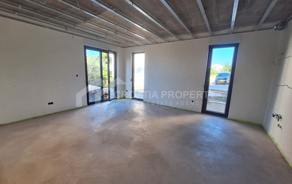 roomy ground floor apartment with vast garden (5)