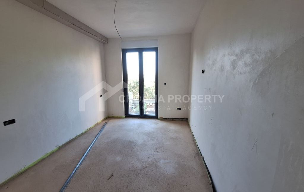 roomy ground floor apartment with vast garden (6)