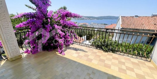 Prostrana kuća na plaži s pogledom na more Čiovo