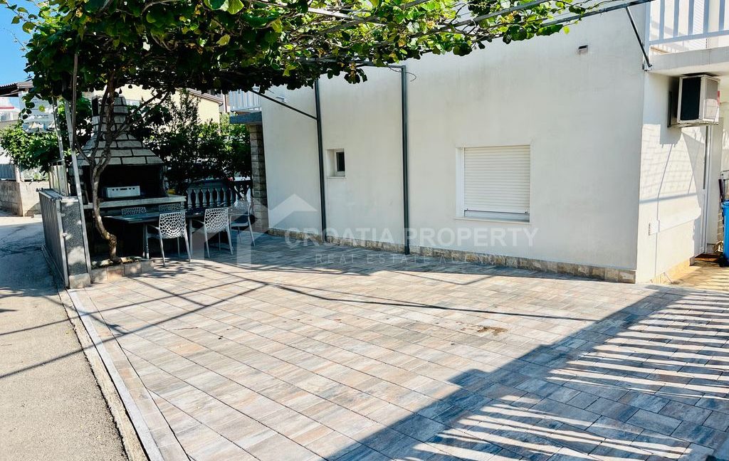 spacious house near the beach and city centre rogoznica - 3769 (3)