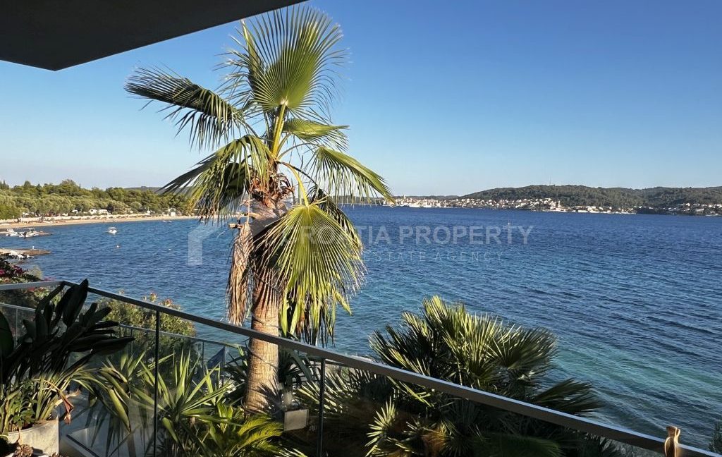 first row apartment with a pool and terrace peljesac (1)