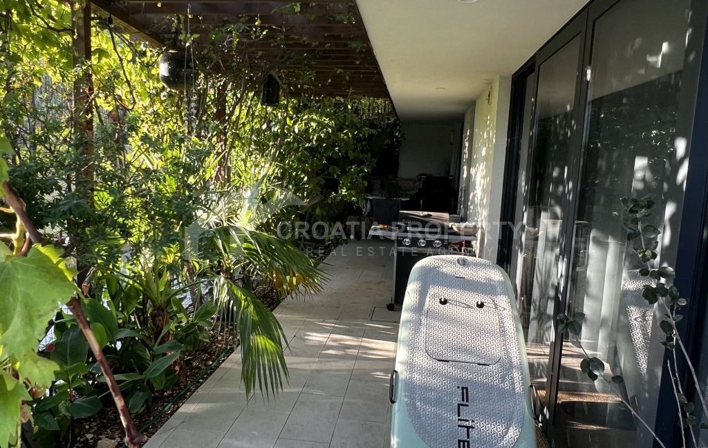 first row apartment with a pool and terrace peljesac (2)