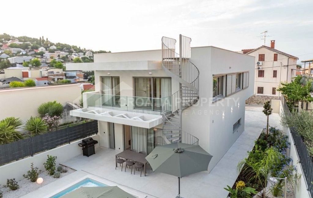fully furnished posh villa with pool brac (1)