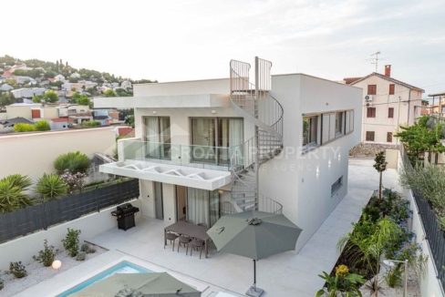 fully furnished posh villa with pool brac - 3785 (1)