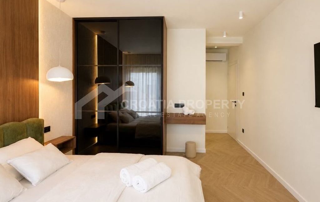 fully furnished posh villa with pool brac (12)