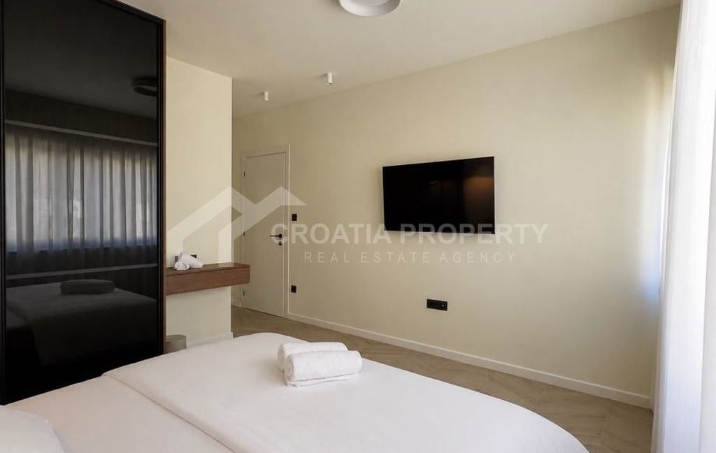 fully furnished posh villa with pool brac (13)