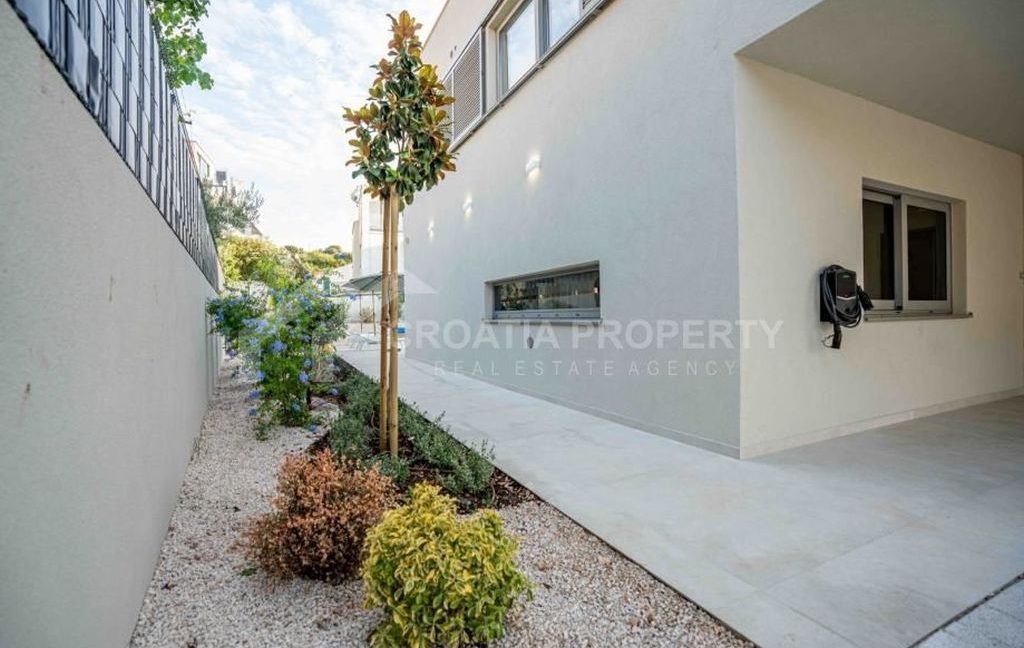 fully furnished posh villa with pool brac (14)