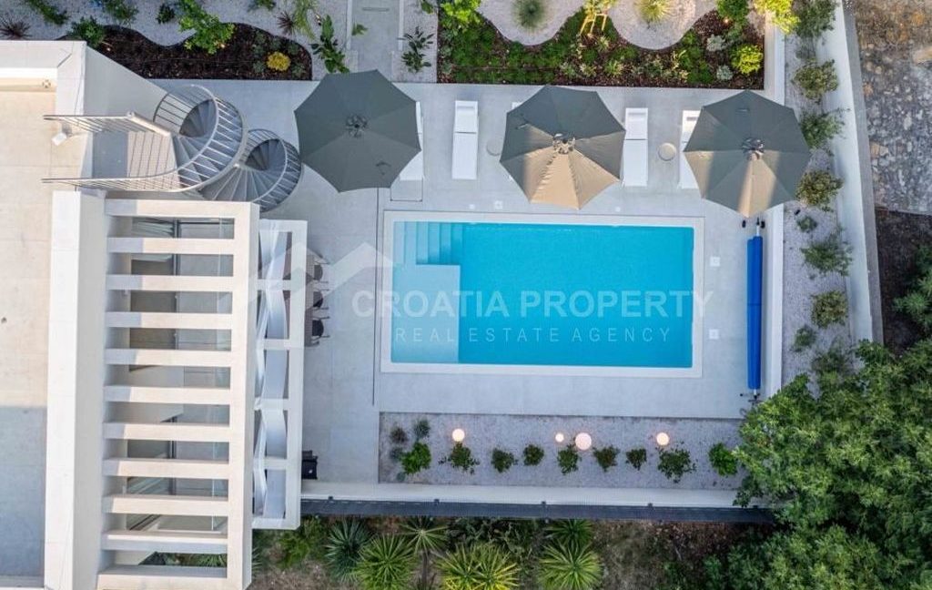 fully furnished posh villa with pool brac (15)
