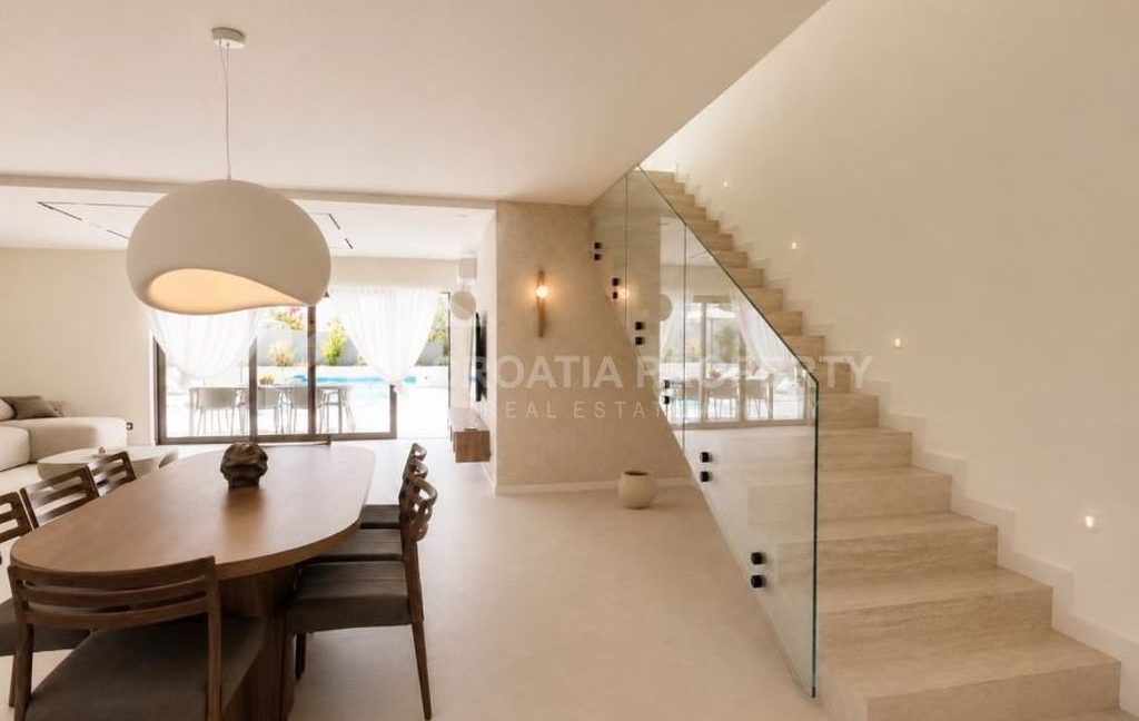 fully furnished posh villa with pool brac (2)