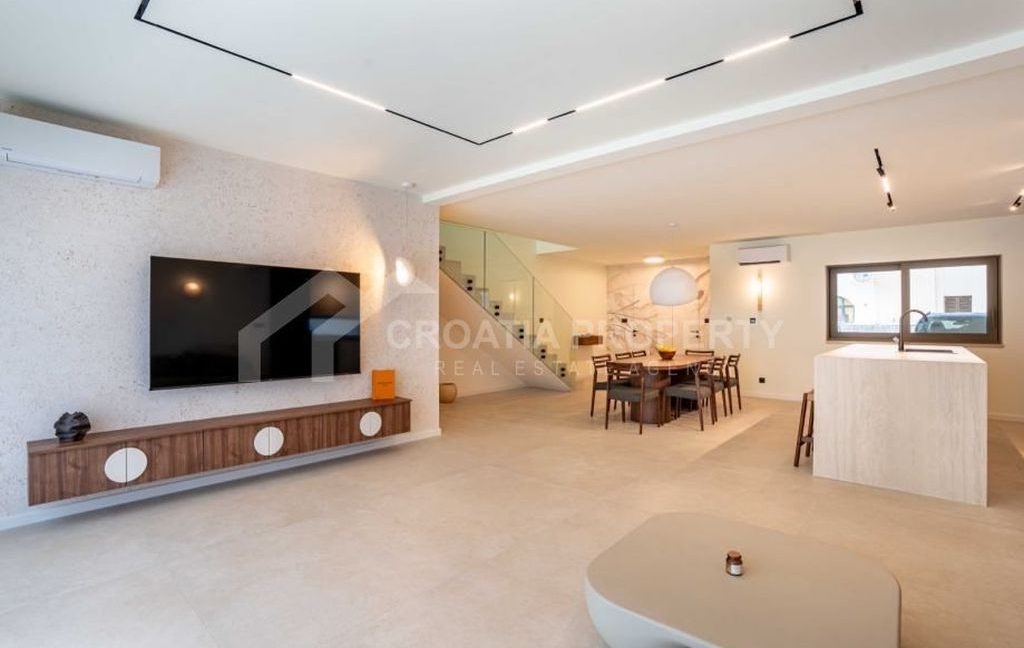 fully furnished posh villa with pool brac (3)