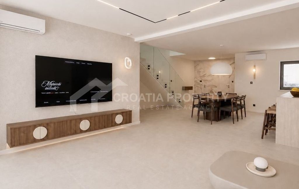 fully furnished posh villa with pool brac (6)