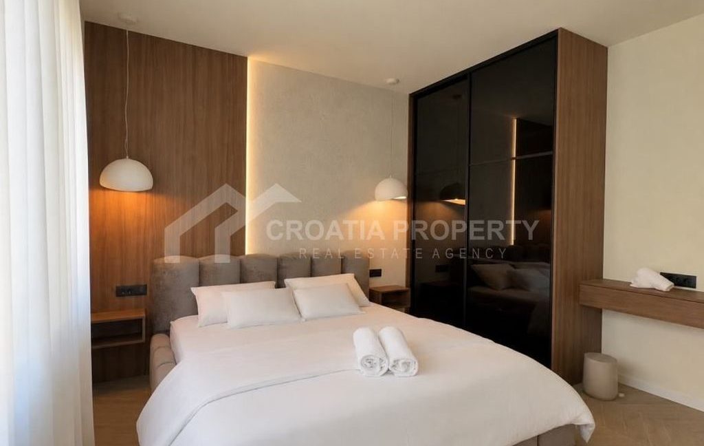 fully furnished posh villa with pool brac (8)