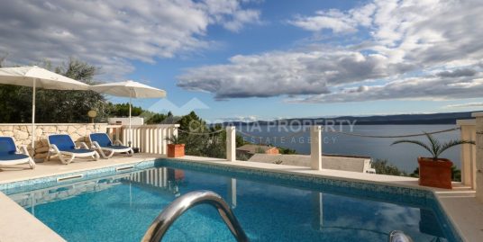 Fully furnished seacoast house with a pool Omis