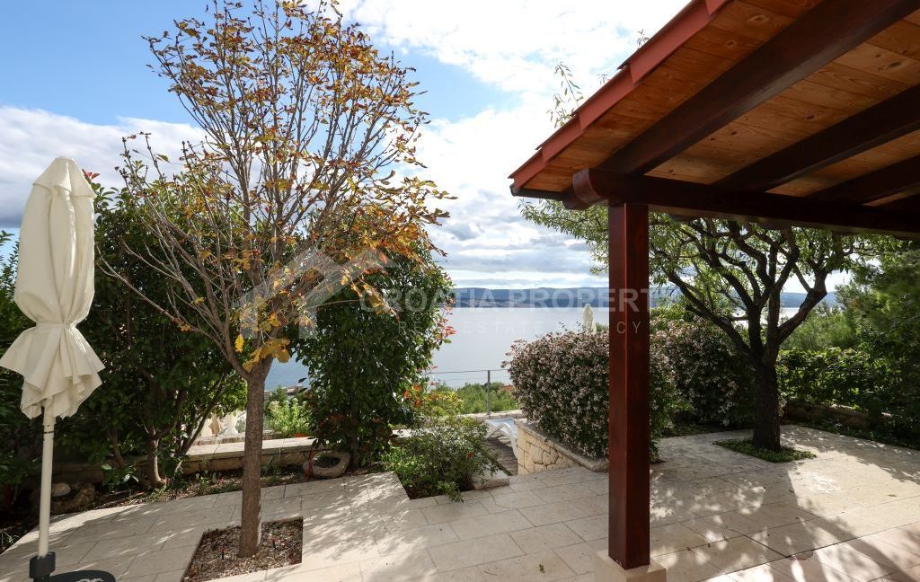 fully furnished seacoast house with a pool omis (12)