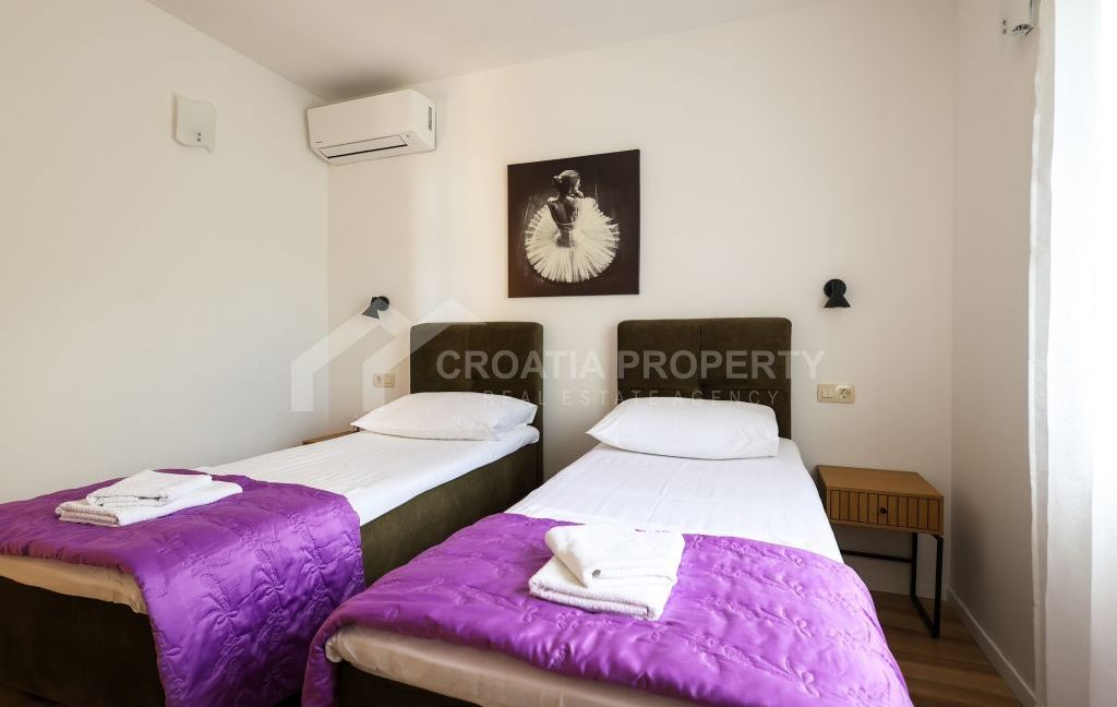 fully furnished seacoast house with a pool omis (9)