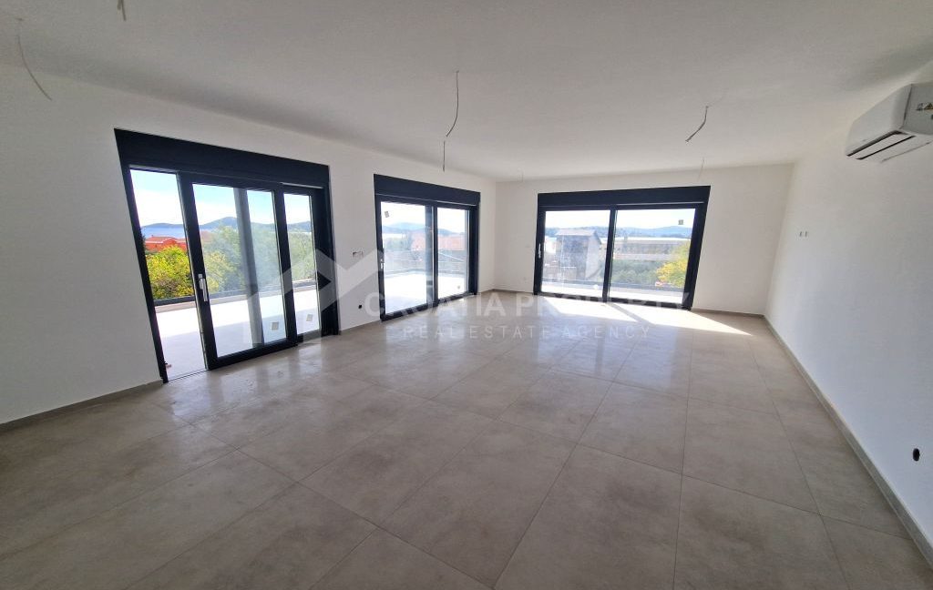 new seaside apartment with spacious terrace tribunj (1)