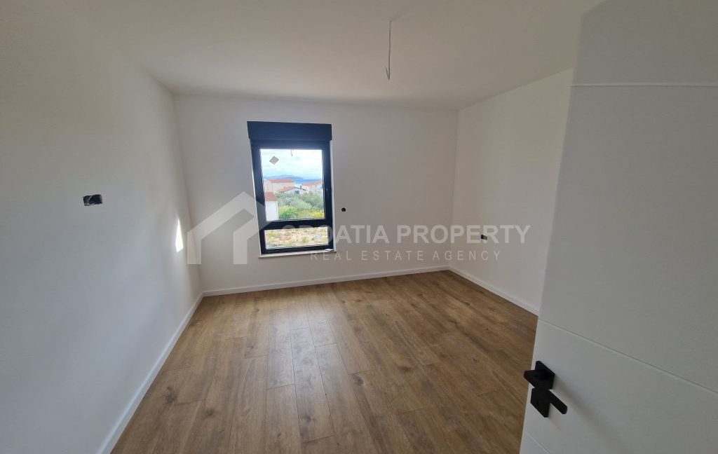 new seaside apartment with spacious terrace tribunj (3)