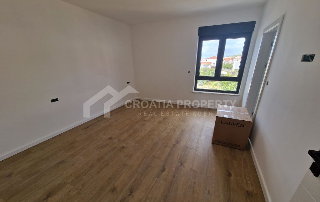 new seaside apartment with spacious terrace tribunj (6)