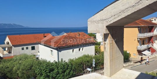 Novoizgrađeni penthouse s prekrasnim pogledom na more Gradac