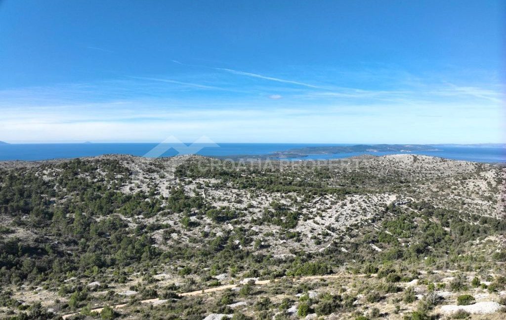 spacious agricultural land with a view brac (1)