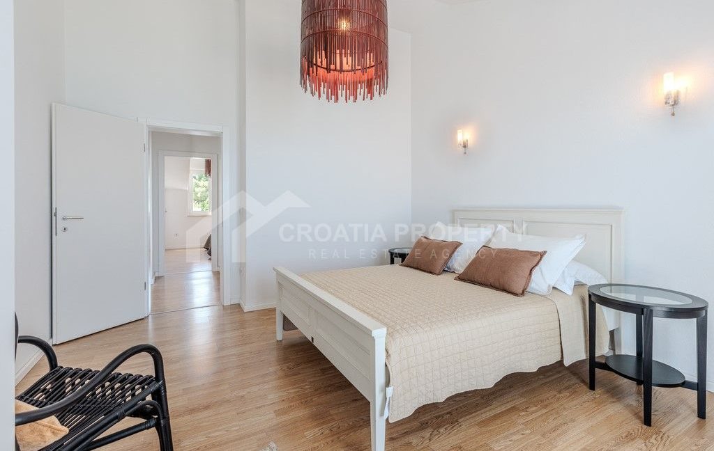 2nd row spacious seaside villa brac - 3808 (9)